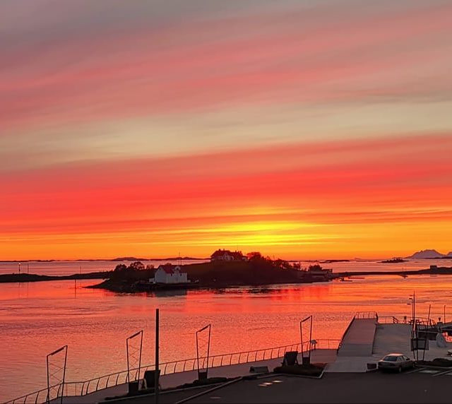 Brønnøysund og hurtigruten i solnedgang.