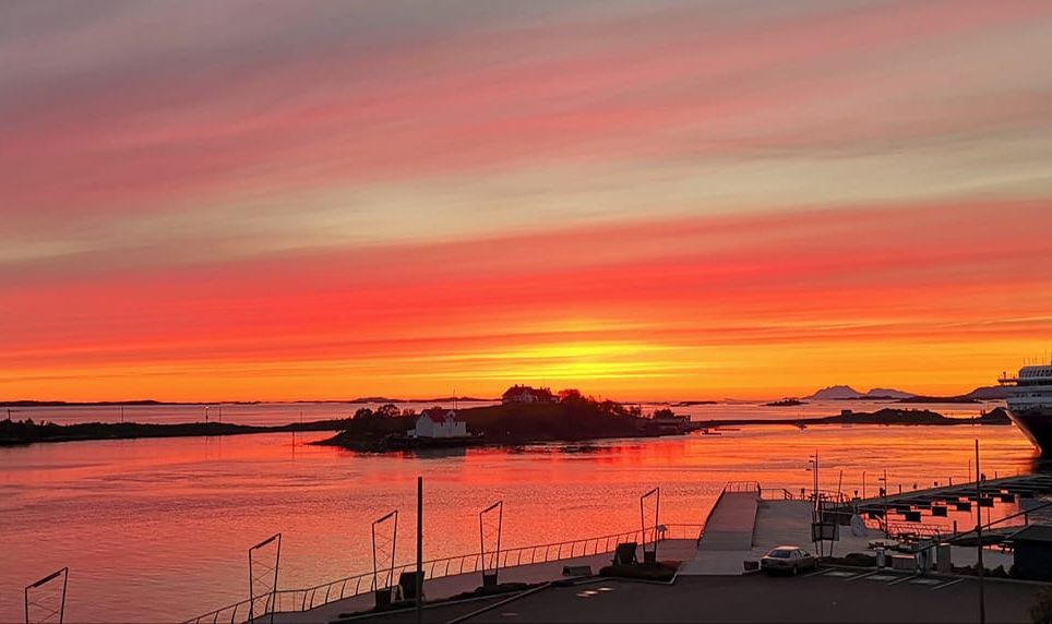 Brønnøysund og hurtigruten i solnedgang.