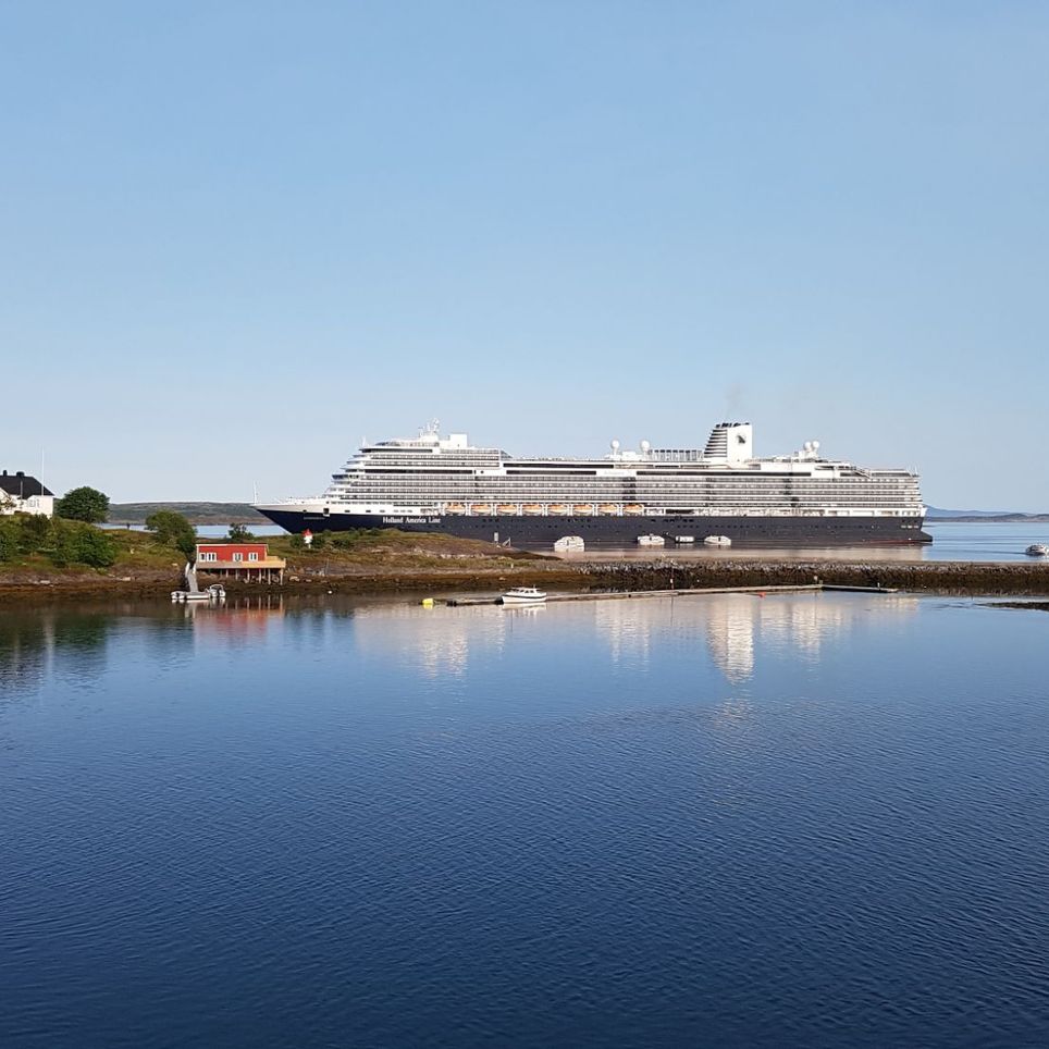 Stort cruiseship i havn