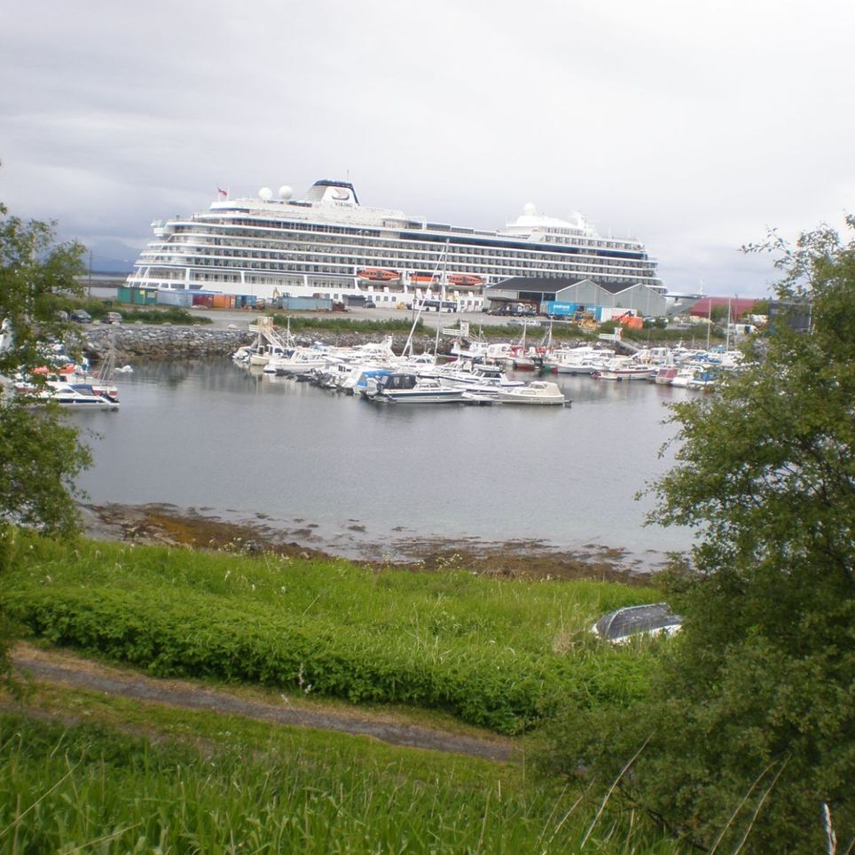 Stort cruiseship i havn